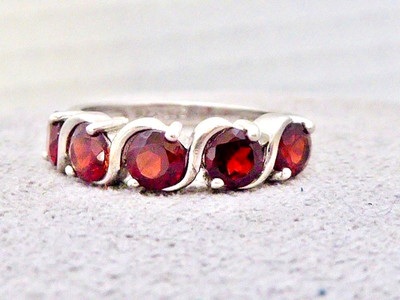 VINTAGE SIGNED UTC 925 STERLING SILVER 1.25 CT TW BRIGHT RED GARNET BAND SIZE 6