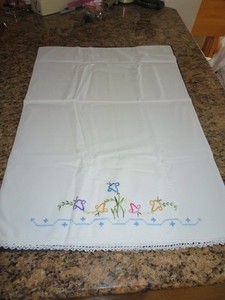LOVELY SINGLE PILLOWCASE W/HAND  EMBROIDERED & CROCHETED  NEEDLEWORK-VTG.