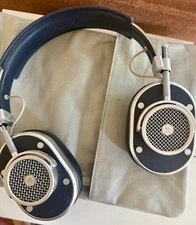 Beautiful Master & Dynamic MH40 Over the Ear Wireless Headphones - Navy