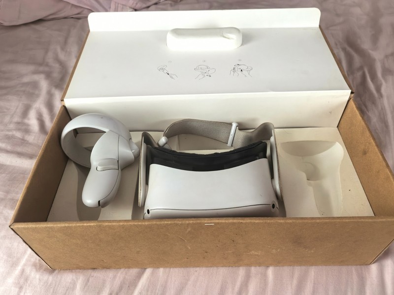 Meta Quest 2 128GB with box and left controller