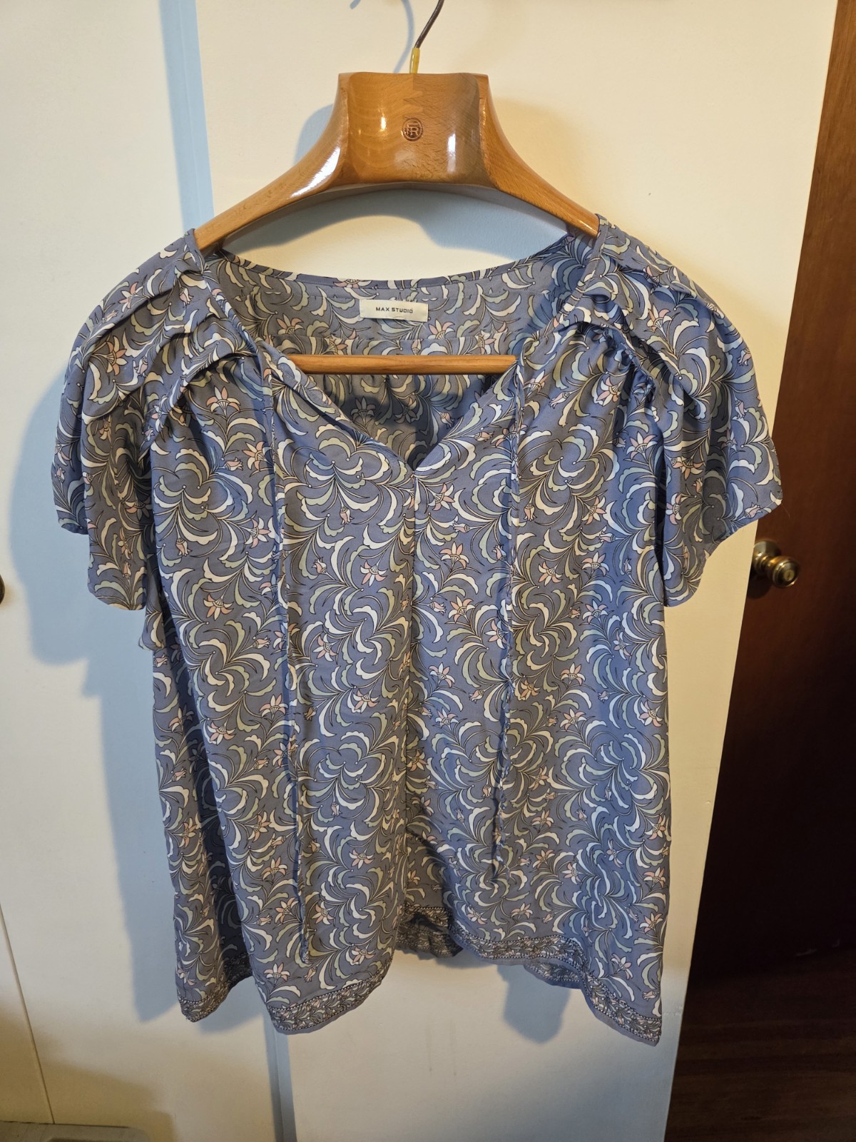 Max Studio Women's Sleeveless Top No Size  Tag Fits Like A Large