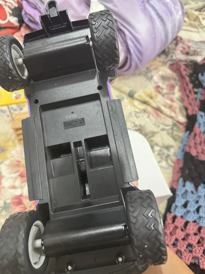 Camión púrpura Tractor Supply con remolque para caballos y Apple Station 3 Foto 3 de 4