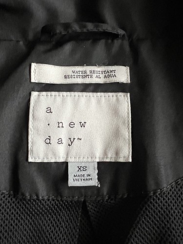 ✨Black Target XS Rain Jacket - Women’s - Picture 5 of 6