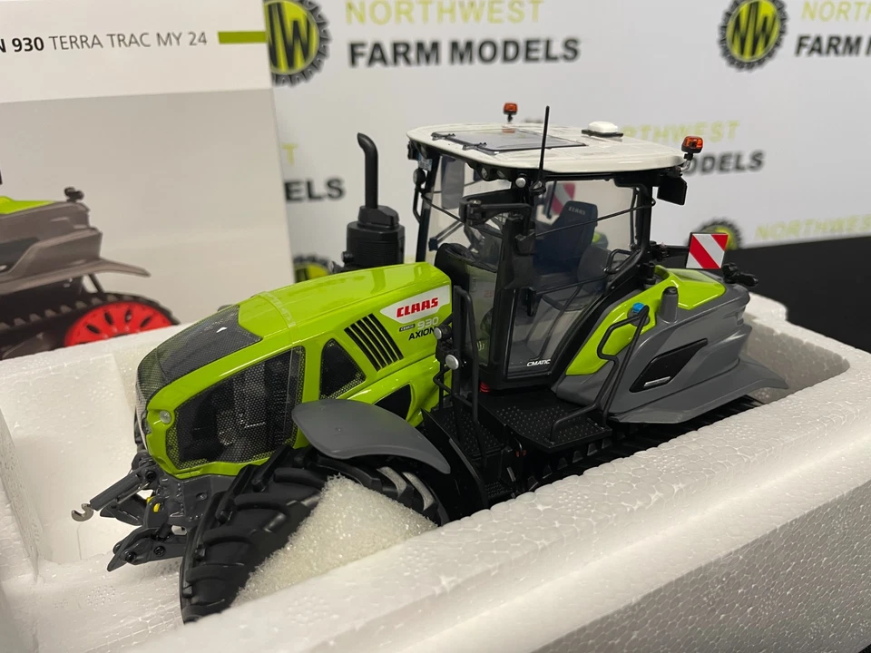 UNIVERSAL HOBBIES 6752 1:32 SCALE CLAAS AXION 930 TERRA TRAC (MY24) LIMITED - Image 2 of 4
