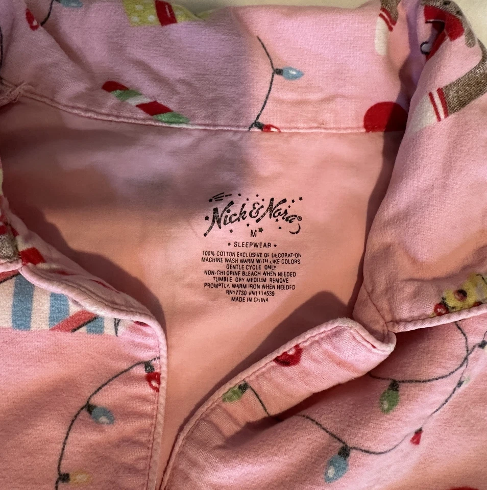 Nick & Nora Calcetín Franela Rosa Mono Navidad PJ’s Mediano Usado en Excelente Condición.  Foto 2 de 4