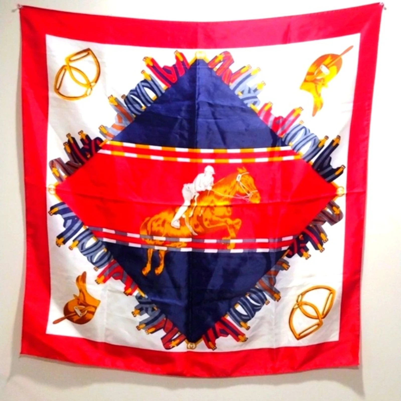 Foulard vintage GUCCI rouge dressage équestre cavalier soie 33,5x34 pouces