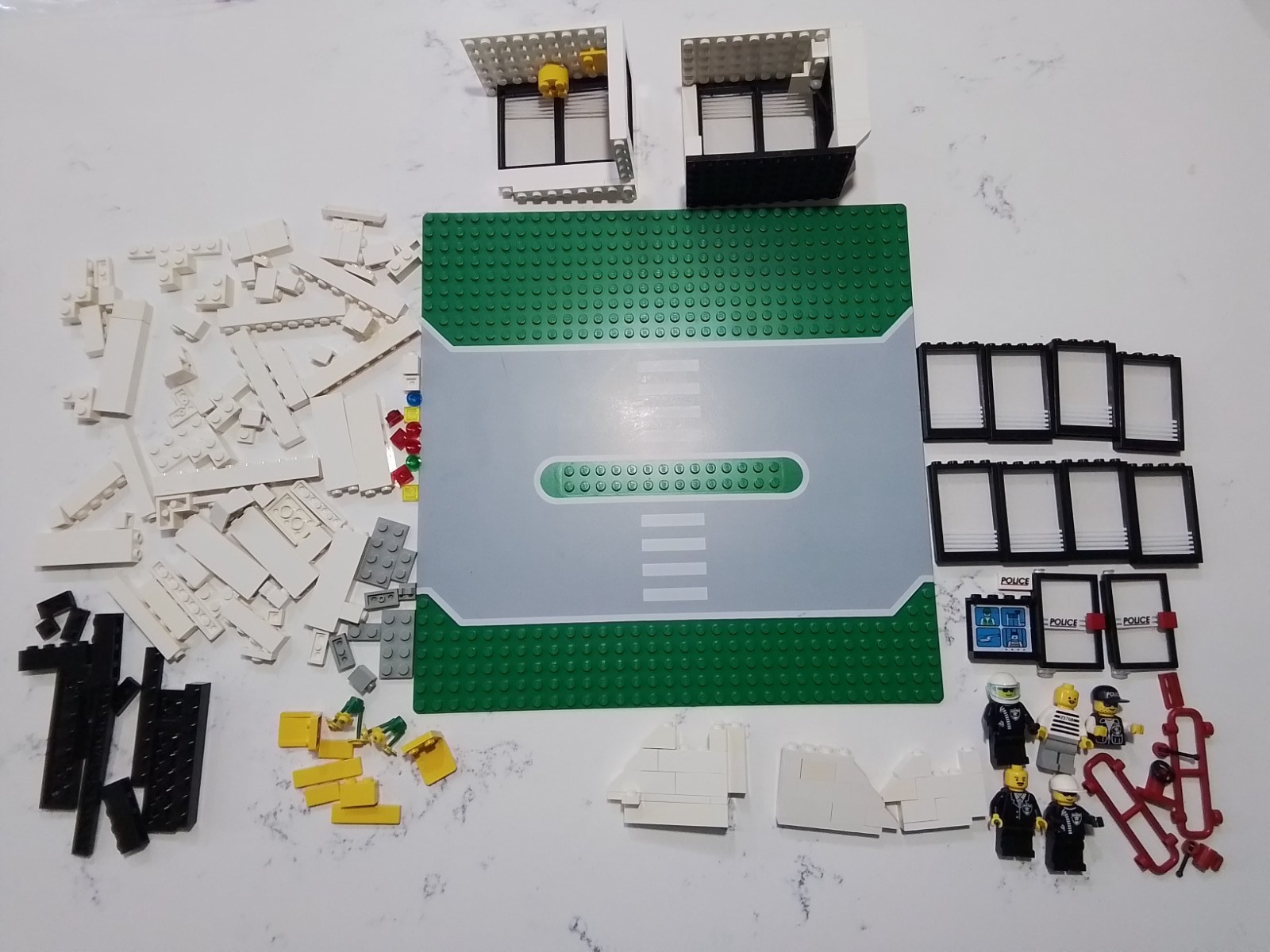 6398 LEGO Police Central Precinct HQ Classic Town Incomplete
