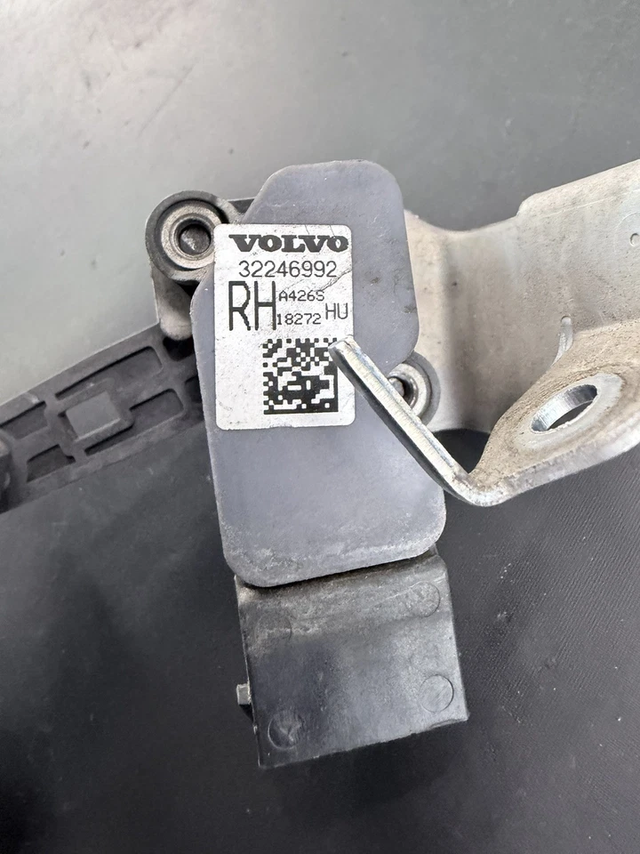 Sensor de posición de nivel de faro delantero derecho Volvo 32246992 XC90 XC60 S90 S60 V60  Foto 4 de 4