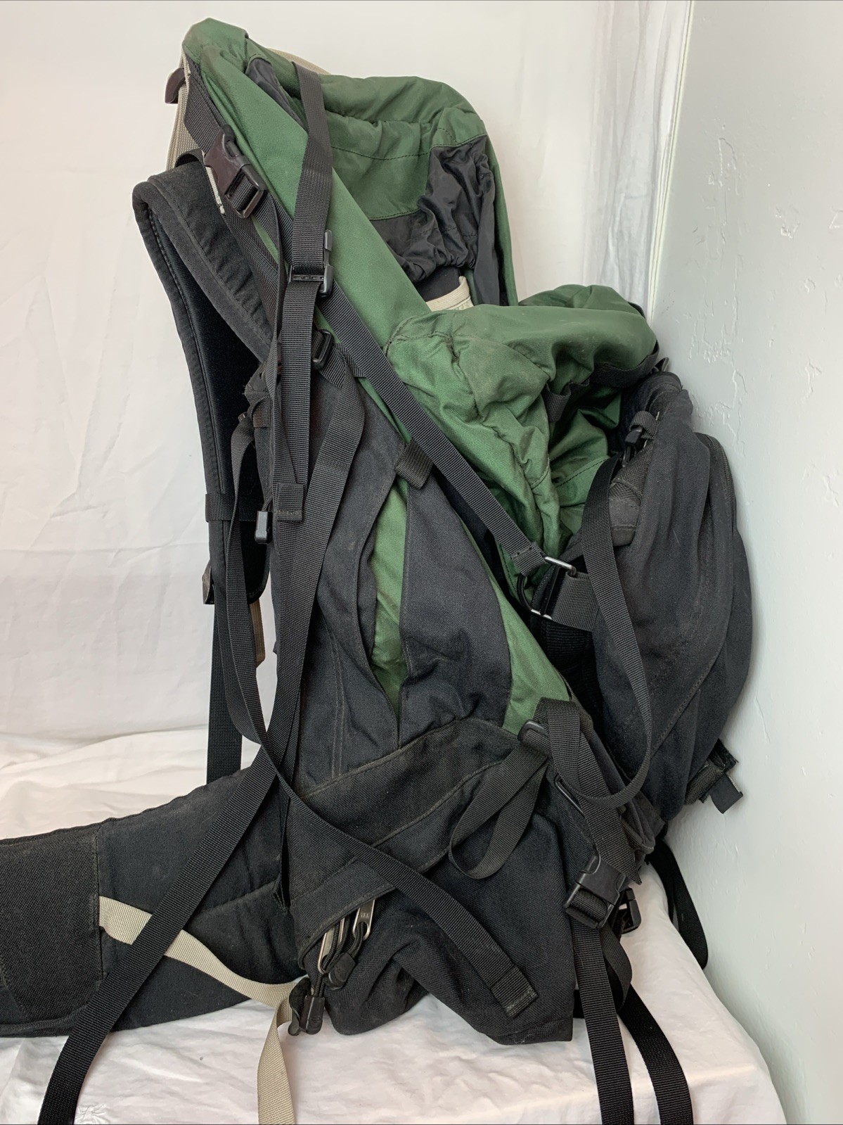 The North Face Stamina GREEN Backpack Men's 70L Internal Frame Hiking Pack