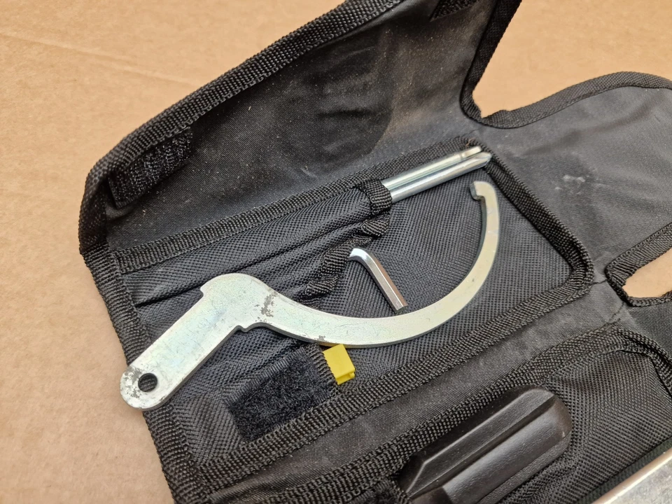 Triumph Tiger 1050 SPORT инструмент набор и мешок подлинный OE 2013 - 2016 - Изображение 3 из 4