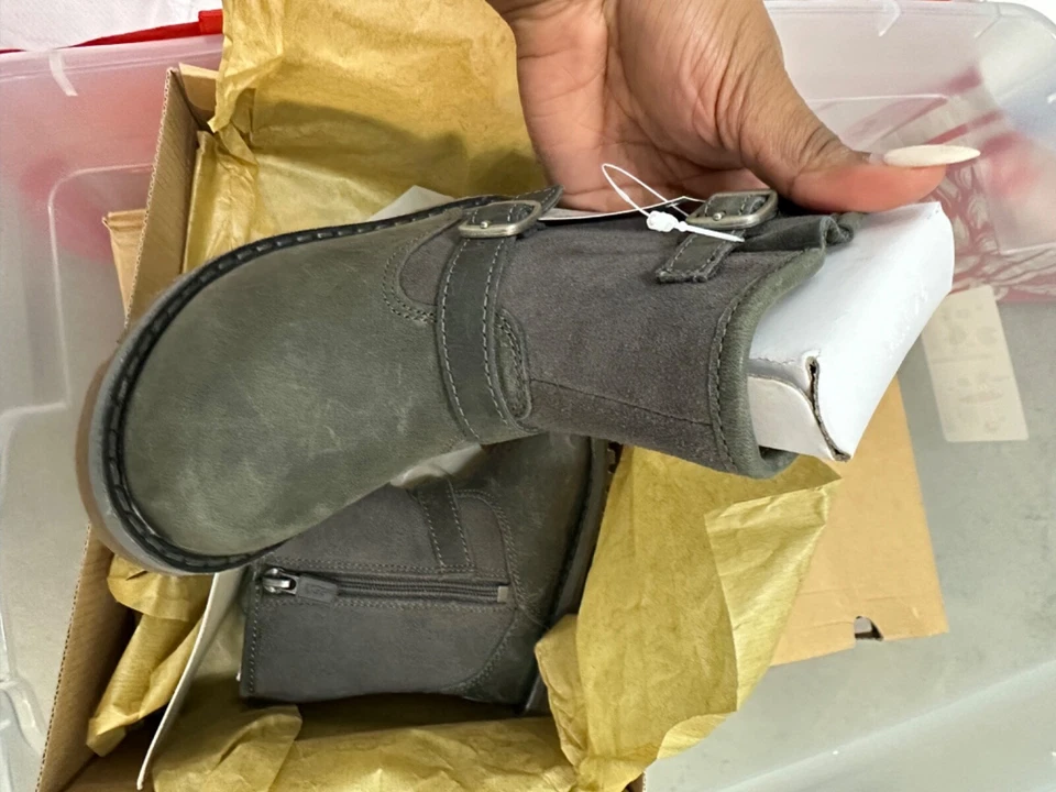 Botas Ugg para niños pequeños talla 7 Foto 3 de 4