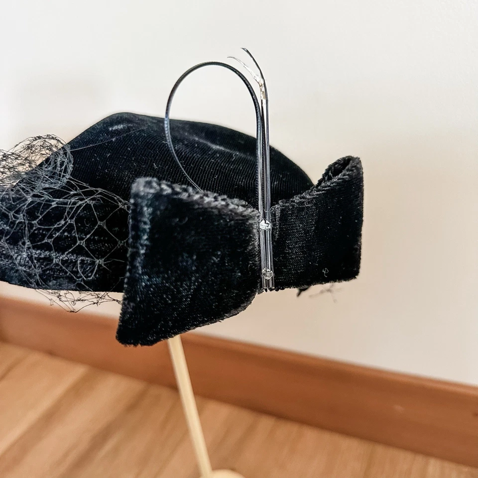 VTG 50’s Women’s Black Fascinator Hat Velvet Veil Funeral (missing Feather) - Image 3 of 4