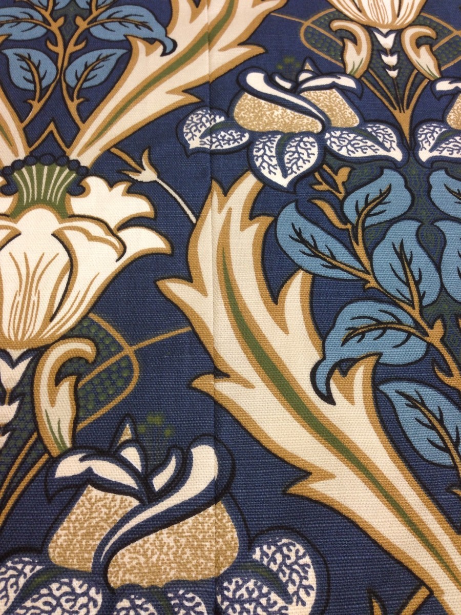 Feuilles d'acanthe et rose sauvage sur fond cramoisi de William Morris