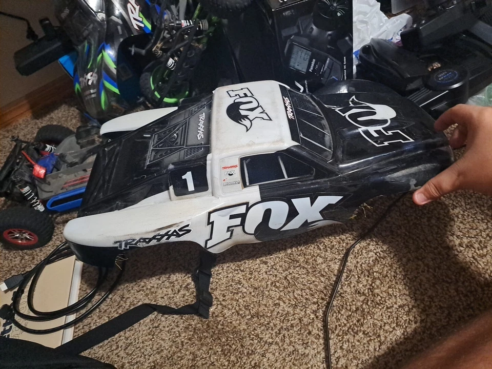 2RcRemoteCarsTraxxasRedoneHadBrokenEscGreenOnePerfectlyFineRemotincludedbaterryt - Image 3 of 4