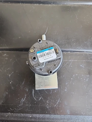 Honeywell IS20332-5147 Furnace Air Pressure Switch 42-24196-03