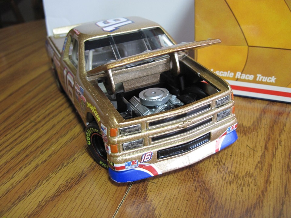 Ron Hornaday LE #16 NAPA / Superman 1999 Chevy Super Truck 1:24 Die