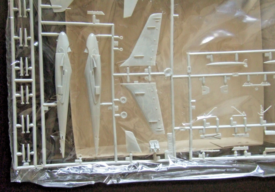 KIT MODELO DML LIBYAN RAIDERS A-6E & F/A-18A 1:144 SERIE COMBATE AÉREO 4006-800 Foto 4 de 4