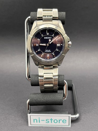 Reloj de cuarzo Seiko Solar Titanium V145-0AX0 esfera azul indicador de fecha - rango B - Imagen 2 de 19