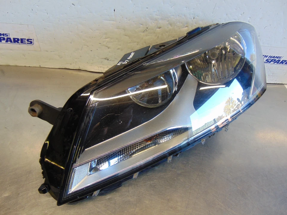 VW Passat Headlight B7 10-15 Passenger left front light Bulb holder — 第 2/4 张图片