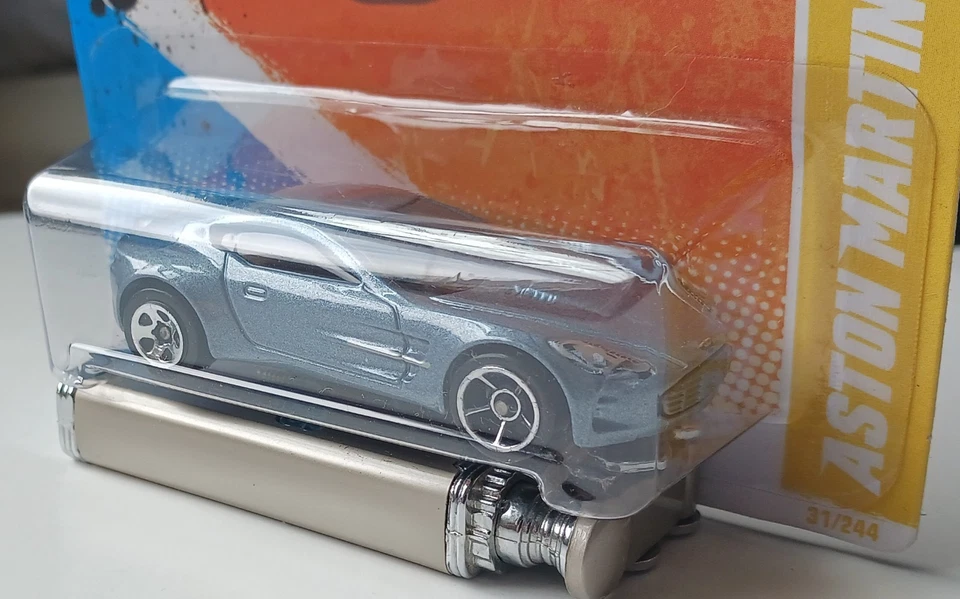 Hot Wheels 2011 nuevos modelos Aston Martin One-77 coche error ruedas traseras incorrectas Foto 2 de 4