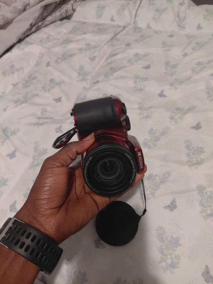 Cámara digital Kodak PIXPRO AZ405 roja con tarjeta SD 128 GB Foto 2 de 4