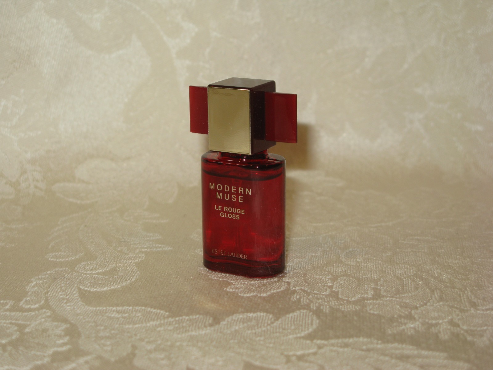 Est&eacute;e Lauder Modern Muse Le Rouge Gloss Eau de Parfum Spray. 0.14 fl. oz. / 4 ml