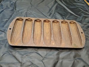 Antique Gated Lodge 27C2 Cornpone Pan