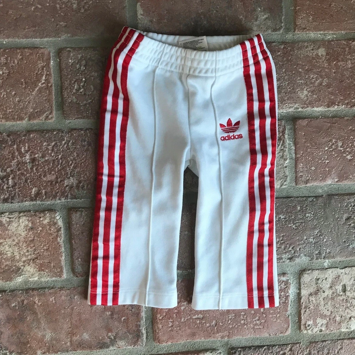 Adidas con rayas rojas hot sale