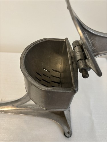 Vintage Universal Juicer Citrus Squeezer Hand Press Aluminum w/Strainer USA - Picture 12 of 15