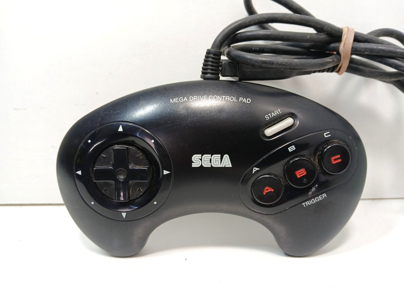 Sega Mega Drive Wired Controller Black model 1650 official Sega Controller