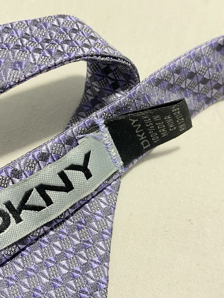 Pajarita DKNY púrpura geométrica de seda para hombre hecha en China buen estado Foto 2 de 3