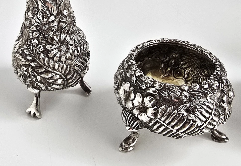 Sterling Silver Repousse Shakers and Salt Cellars by James Armiger 1892 Palm  - Imagem 2 de 4