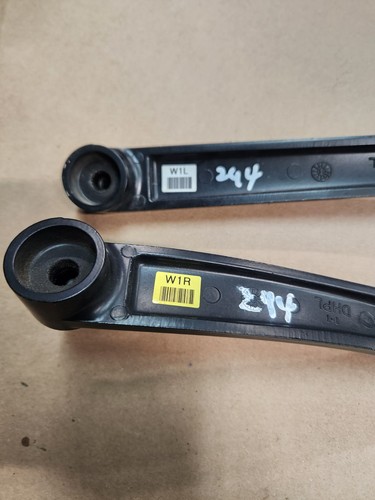 2015-2017 HYUNDAI GENESIS WINDSHIELD WIPER ARMS OEM 98311-B1000 & 98321-B1000 - Picture 3 of 4