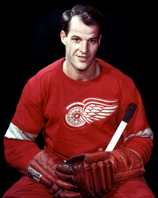 GORDIE HOWE LEGENDARY HOCKEY PLAYER HALL OF FAMER  8X10 PUBLICITY PHOTO (ZY-197)