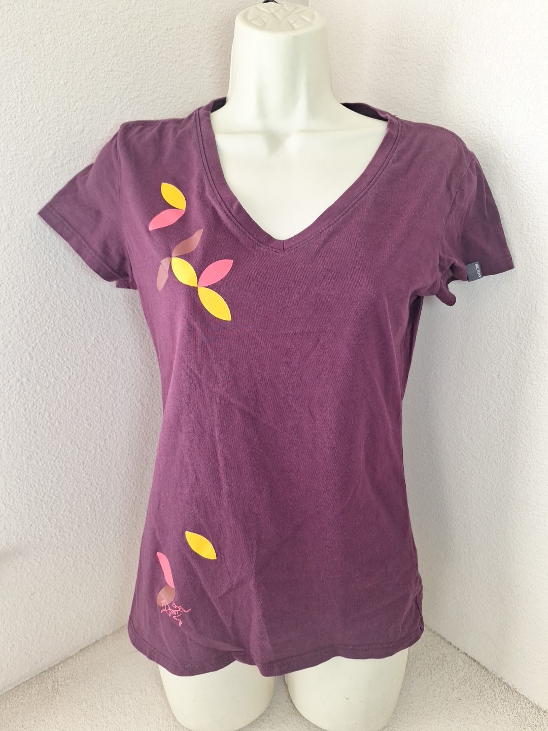 ARC'TERYX Top Arcteryx donna piccolo scollo a V bordeaux manica corta esterno foglie logo