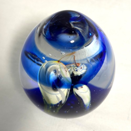 Fermacarte in vetro artistico con 3 bolle a spirale a goccia all'interno vortici blu 4,25" - Foto 14 di 20