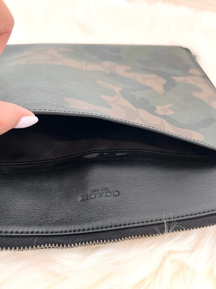 FUNDA TECH COACH F32656 PRE-LOVED EN LONA EXCLUSIVA CON ESTAMPADO CAMUFLAJE Foto 4 de 4