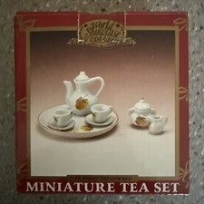 WORLD SHOWCASE GIFT COLLECTION PORCELAIN 10-PIECE MINI TEA SET "STRAWBERRY