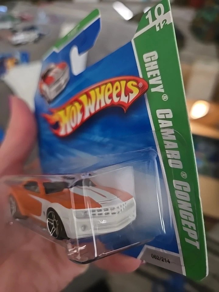 Tarjeta corta Hot Wheels Treasure Hunt Chevy Camaro Concept 1:64 Malasia Foto 3 de 4