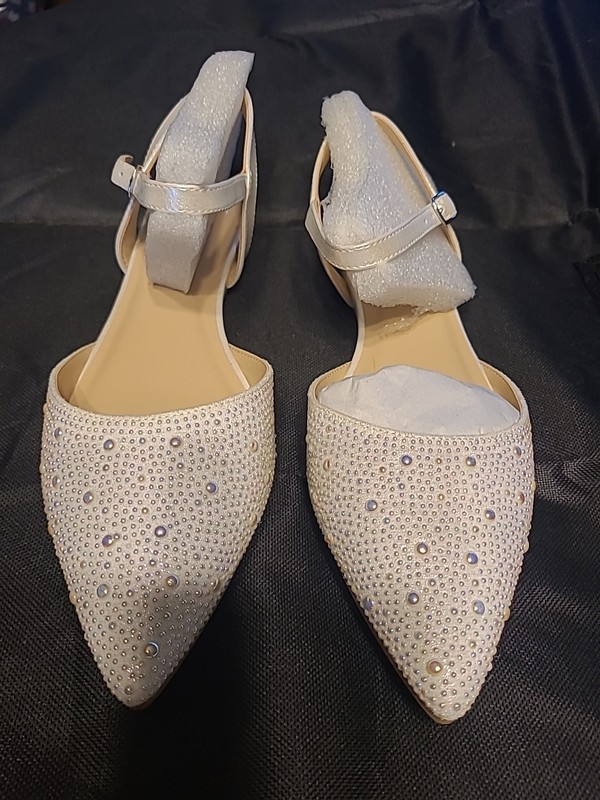 Womans D Flat Wedding Shoes 8.5 Pearl White In Color W Pearl Embellishments. 