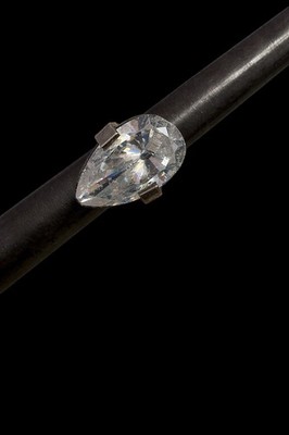 Einzigartiger Statement-Ring in Birnenform, 15,88 kt klarer Quarz, Industriestil.