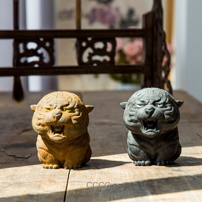 Iron Rust Cast Praying Mini Cute Tiger Statue Zodiac Tiger Tea Pet Collection