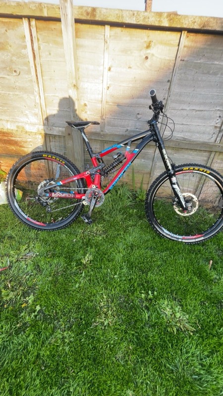 Saracen Myst Pro Downhill Mountain Bike 2015