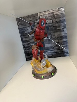 Marvel Gallery, DEADPOOL PVC Diorama Diamond Select, Figur, Statue, Sammler