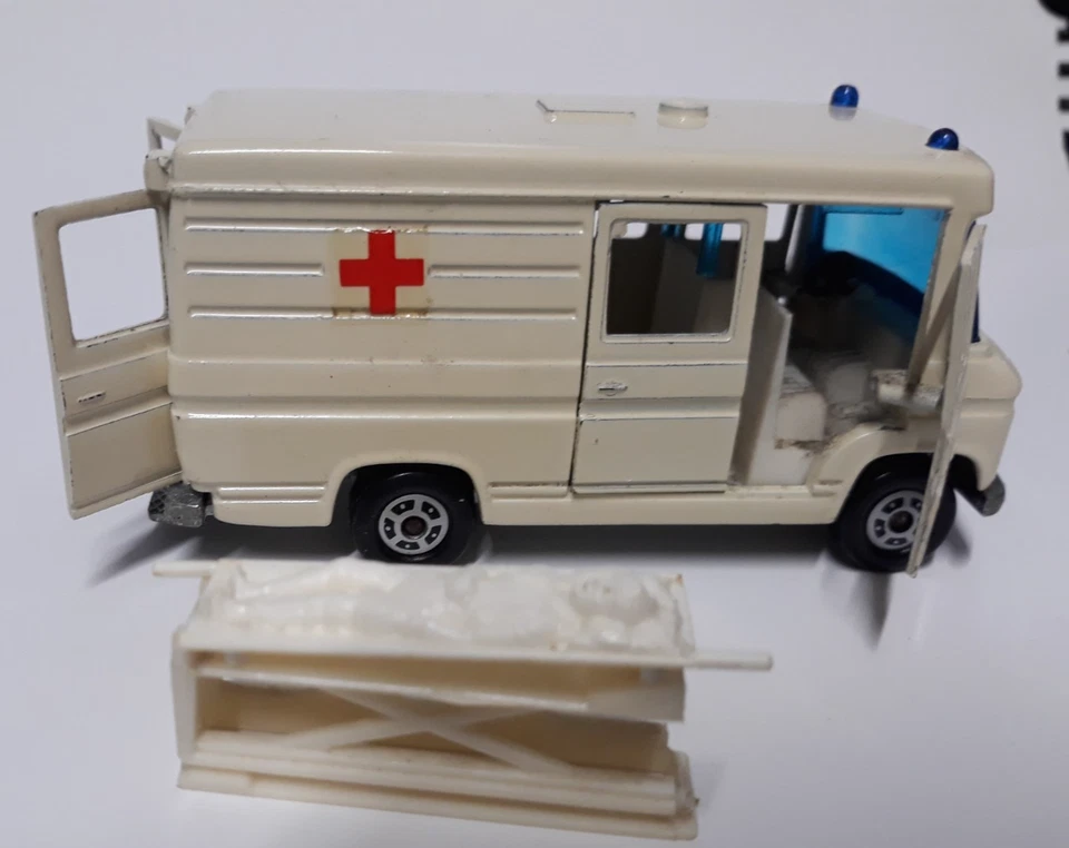 SIKU Mercedes Benz 406 D Ambulanza 1:55 - Immagine 2 di 4