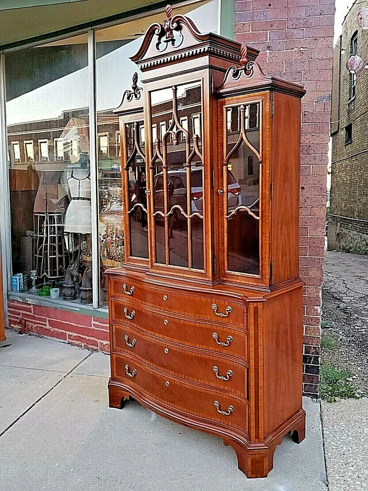 Gabinete de porcelana ornamentado frente roto gótico de Hickory Chair Co.  Foto 2 de 4