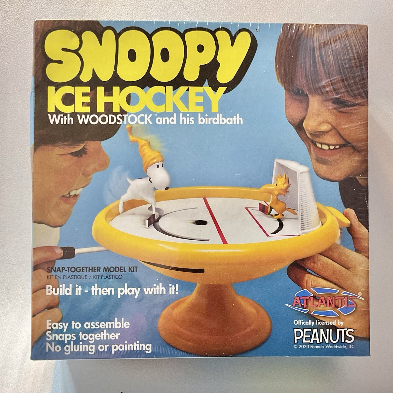 Peanuts Snoopy and Woodstock Bird Bath Ice Hockey Game Model Kit - Atlantis