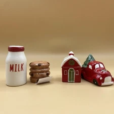 2 Sets Of Cracker Barrel, Christmas Mini Salt & Pepper Shakers ￼