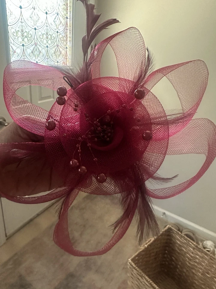 Clip formal en flor borgoña: con cuentas y plumas Foto 2 de 4