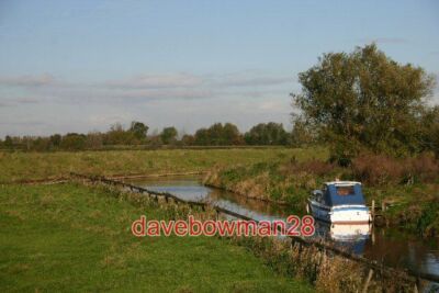 FOTO RIVER GROSSARTIGE OUSE AM CHEAR FEN DIESES BOOT IST IN EINEM KLEINEN KANALLEITUNG VERANKERT